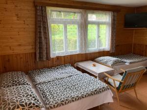 Voodi või voodid majutusasutuse Chaty Nad Koupalištěm toas