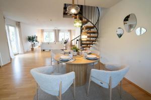 a dining room with a wooden table and chairs at Stilvolle Maisonette mit Charme in Bad Honnef am Rhein