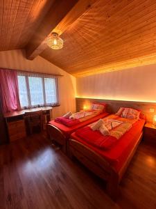 Ένα ή περισσότερα κρεβάτια σε δωμάτιο στο Hotel Wildbach Brienz