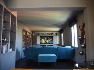 a living room with a blue couch and a table at Villa spacieuse, totalement adaptée aux normes PMR in Nice