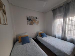 Dos camas individuales en una habitación con ventana. en Casa Sucina II, en Sucina 22 fotos más