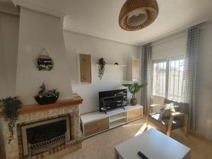 Una sala de estar con chimenea y un sofá. en Casa Sucina II, en Sucina