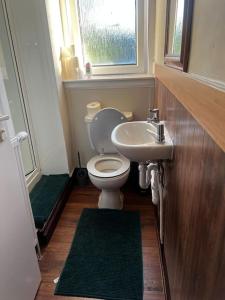 Ένα μπάνιο στο One Bedroom Apartment in Gorgie with new central heating system