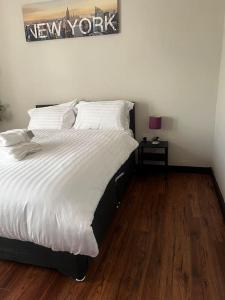 Ένα ή περισσότερα κρεβάτια σε δωμάτιο στο One Bedroom Apartment in Gorgie with new central heating system