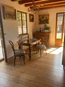 a dining room with a wooden table and chairs at Ferienwohnung Nägler in Erbach