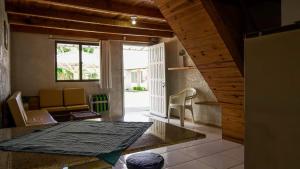 a living room with a table and chairs and a window at Cabanas Presidente in Imbé
