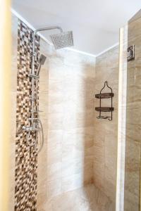 Apartman MirA في سراييفو: حمام مع دش مع رأس دش +28 صورة