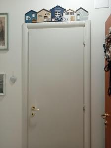 a house sticker on top of a refrigerator at La casa di Lilia in Francavilla al Mare