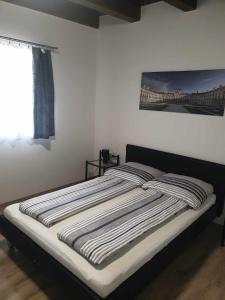 Łóżko lub łóżka w pokoju w obiekcie Rókafalvi Vendégház