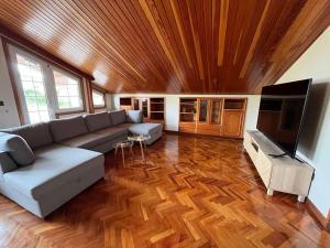 ein Wohnzimmer mit Couch und Flachbildfernseher in der Unterkunft CasaPlayaPatos,com Panxón in Nigrán