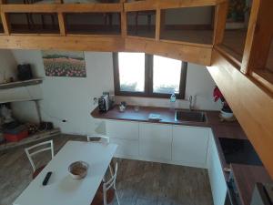 einen Blick über eine Küche mit einer weißen Arbeitsplatte in der Unterkunft Casa in campagna in Capoterra