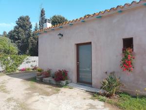 ein Haus mit Blumen an der Seite in der Unterkunft Casa in campagna in Capoterra