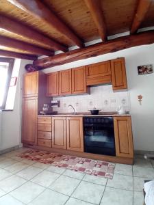 Kuchyňa alebo kuchynka v ubytovaní Appartamento incantevole con vista sulla vallata