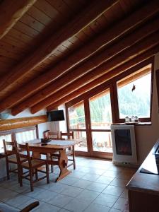 Televízia a/alebo spoločenská miestnosť v ubytovaní Appartamento incantevole con vista sulla vallata