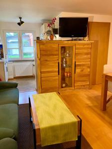 Ferienwohnung Kinnerstuw في بريرو: غرفة معيشة مع مركز ترفيهي مع تلفزيون بشاشة مسطحة