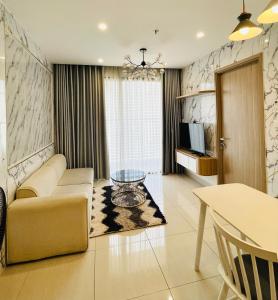 a living room with a couch and a table at Căn hộ VINHOMES GRAND PARK, Hồ Chí Minh city in Long Bình