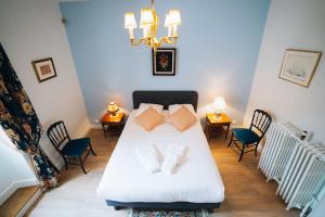 ein Schlafzimmer mit einem Bett mit zwei Kissen darauf in der Unterkunft L'Écrin - Stationnement Privatif - Coeur de ville in Châteauroux