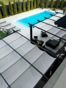 Bazén v ubytování Okuninka Palace nebo v jeho okolí