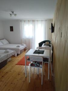 Un pat sau paturi într-o cameră la Don apartmani +11 fotografii