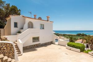 una villa con vista al mar en Villa Atalis 50 by Menorcarentals, en Son Bou