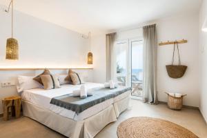 Un dormitorio con una cama con vista al mar. en Villa Atalis 50 by Menorcarentals, en Son Bou 68 fotos más