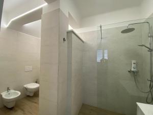 un bagno con doccia, WC e lavandino di Gemma Mediterranea a Campomarino Altre 31 foto