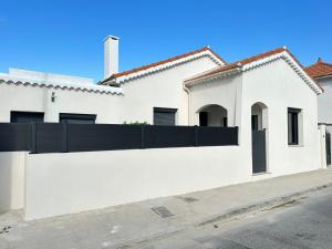 una casa blanca con una valla negra en Luxury Living Martigues, en Martigues