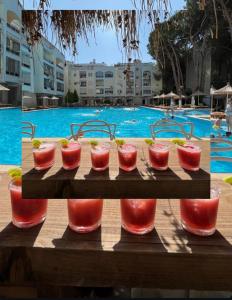 Una bandeja de sandías en una mesa frente a una piscina. en Klama Luxury Apartment, en Golem