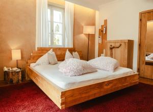 A bed or beds in a room at Hotel Villa Freiheim Még 37 kép