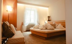 A bed or beds in a room at Hotel Villa Freiheim
