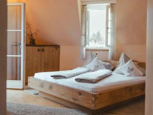 A bed or beds in a room at Hotel Villa Freiheim