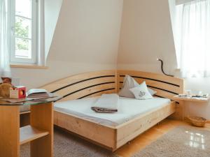 A bed or beds in a room at Hotel Villa Freiheim