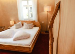 A bed or beds in a room at Hotel Villa Freiheim