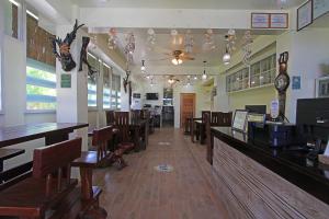 Restaurace v ubytování Foxtail Siargao Island Guesthouse
