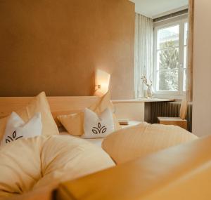 A bed or beds in a room at Hotel Villa Freiheim