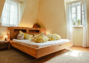 A bed or beds in a room at Hotel Villa Freiheim