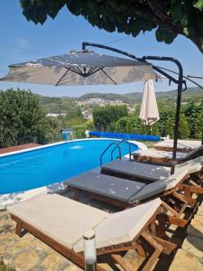 Bazen u ili blizu objekta Apartmani Radaković