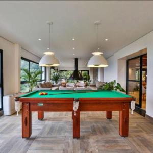 a living room with a pool table at Hotel Resort Carpe Diem 2Q in Campos do Jordão
