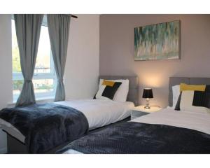 Ένα ή περισσότερα κρεβάτια σε δωμάτιο στο A Comfortable Nest for Contractors or Families - sleeps 8
