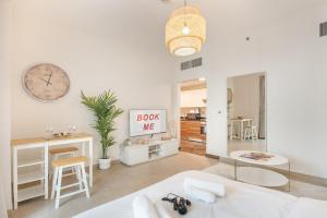 Fotografija u galeriji objekta Lovable Studio with Easy Beach Access at Sparkle Tower u Dubaiju