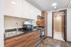 Fotografija u galeriji objekta Lovable Studio with Easy Beach Access at Sparkle Tower u Dubaiju
