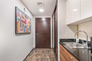 Fotografija u galeriji objekta Lovable Studio with Easy Beach Access at Sparkle Tower u Dubaiju