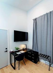 Μια τηλεόραση ή/και κέντρο ψυχαγωγίας στο LuxQuarters Blueberry Studio +10 φωτογραφίες