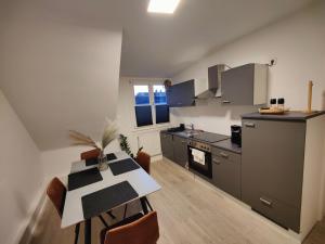 a kitchen with a table and a dining room at Bliss - 2 Schlafzimmer, Boho, Netflix, Arbeitsplatz in Wiesbaden