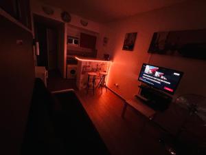 TV a/nebo společenská místnost v ubytování Paris La Défense Studio