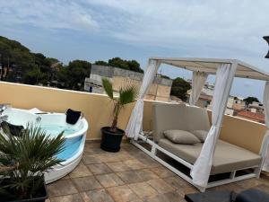 Una bañera situada encima de un balcón. en Apt Kandinsky Mallorca, en S'Illot
