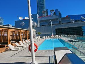 Bazén v ubytování Upscale Suite at CN Tower, Metro Convention & Rogers Centre nebo v jeho okolí