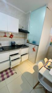 A cozinha ou cozinha compacta de Apartamento com varanda Gourmet na praia da enseada