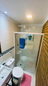 Um banheiro em Apartamento com varanda Gourmet na praia da enseada