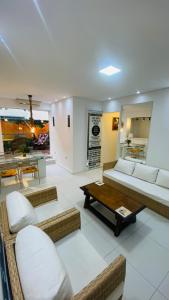 Uma área de estar em Apartamento com varanda Gourmet na praia da enseada